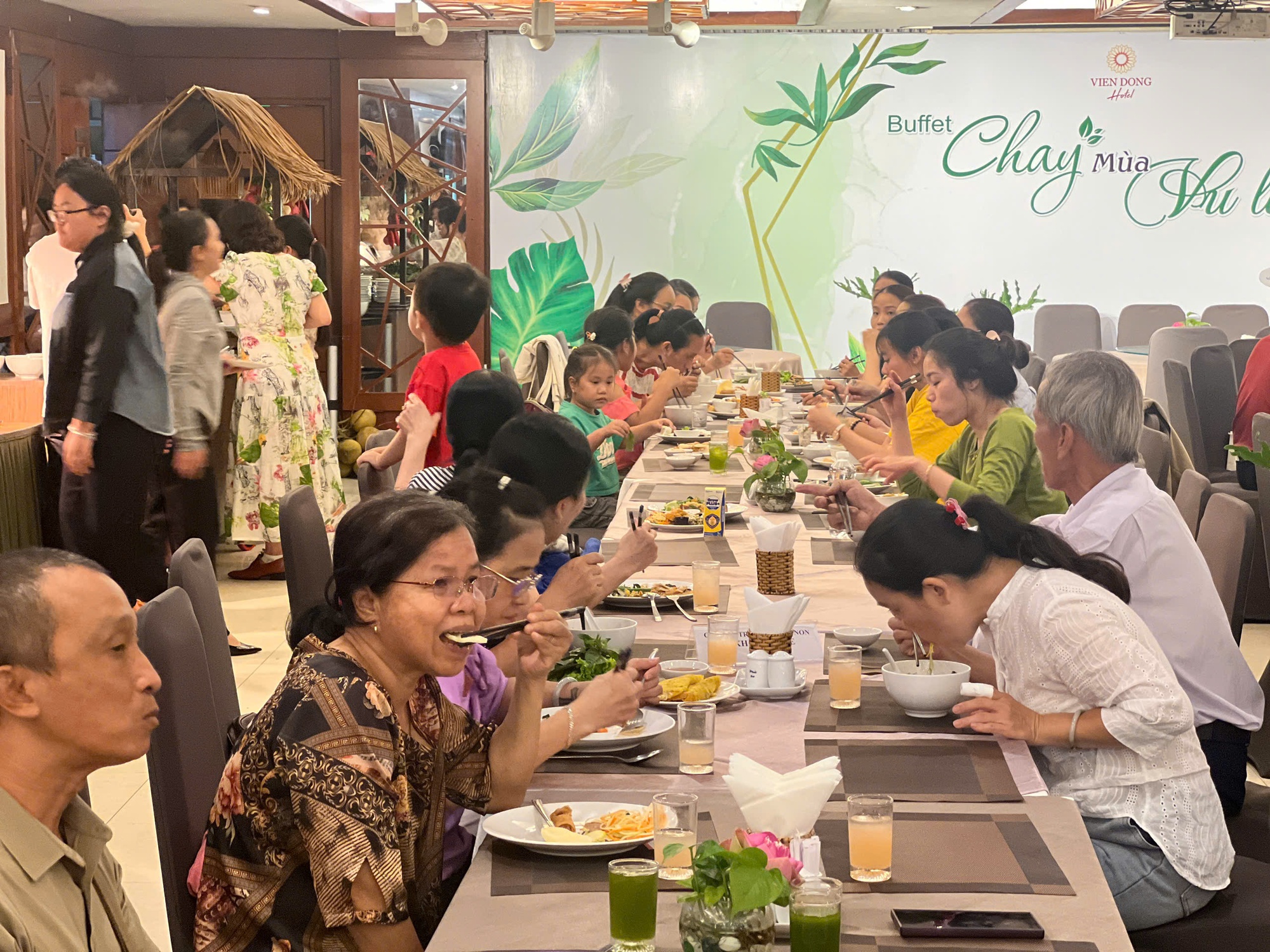 Buffet chay ở TP HCM đắt khách dịp lễ 2-9 - Ảnh 9.