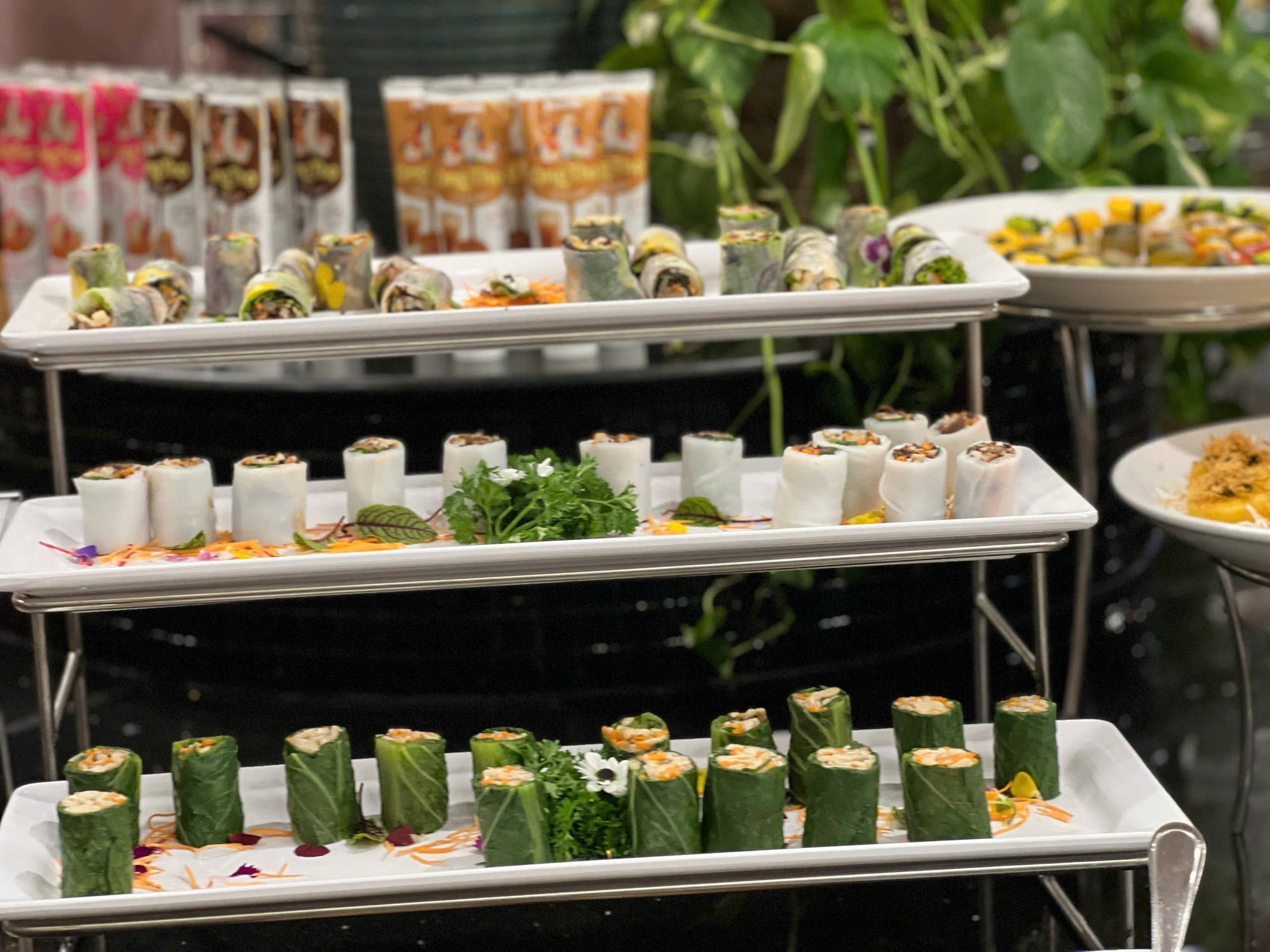 Buffet chay ở TP HCM đắt khách dịp lễ 2-9 - Ảnh 14.