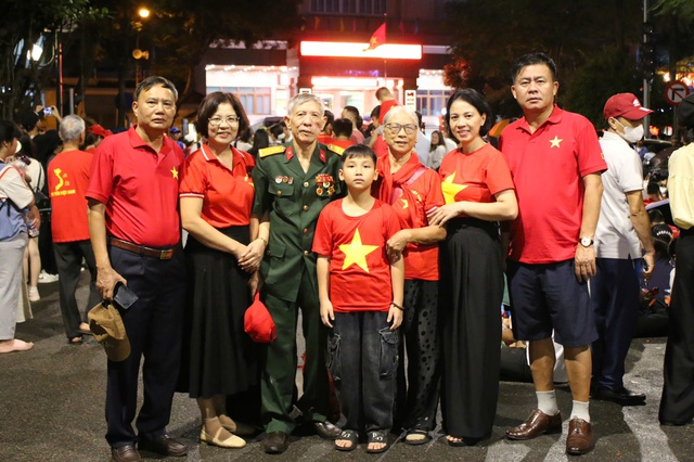 Đảng viên sinh năm 2004 đưa ông bà từ Thanh Hóa ra Hà Nội dự Lễ Tổng duyệt A80- Ảnh 3.