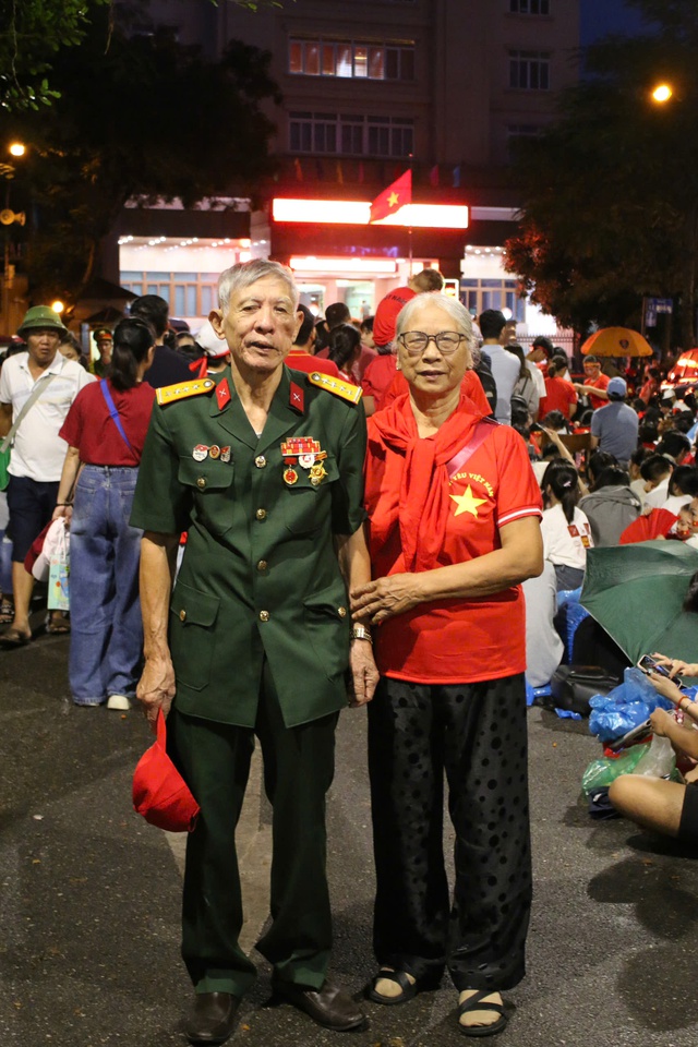 Đảng viên sinh năm 2004 đưa ông bà từ Thanh Hóa ra Hà Nội dự Lễ Tổng duyệt A80- Ảnh 1.