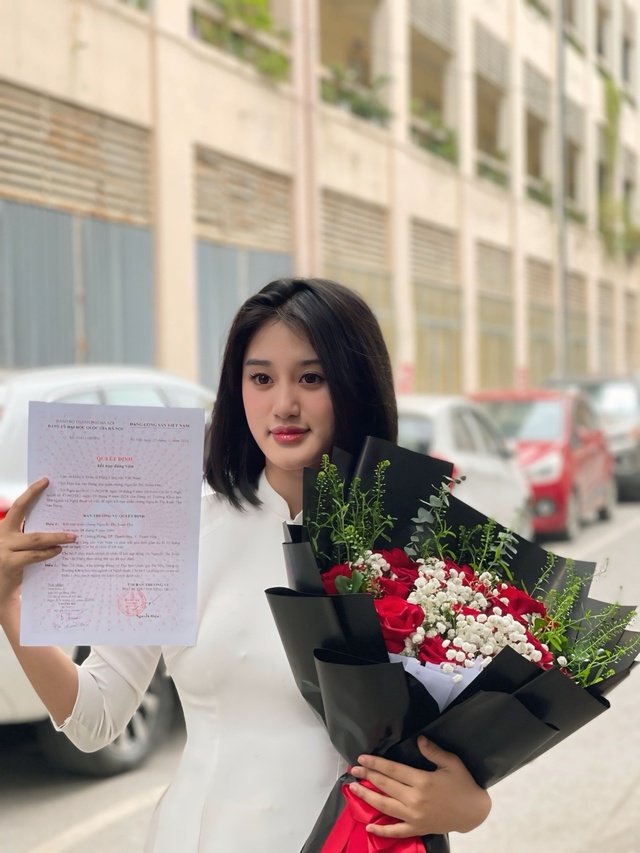 Đảng viên sinh năm 2004 đưa ông bà từ Thanh Hóa ra Hà Nội dự Lễ Tổng duyệt A80- Ảnh 2.