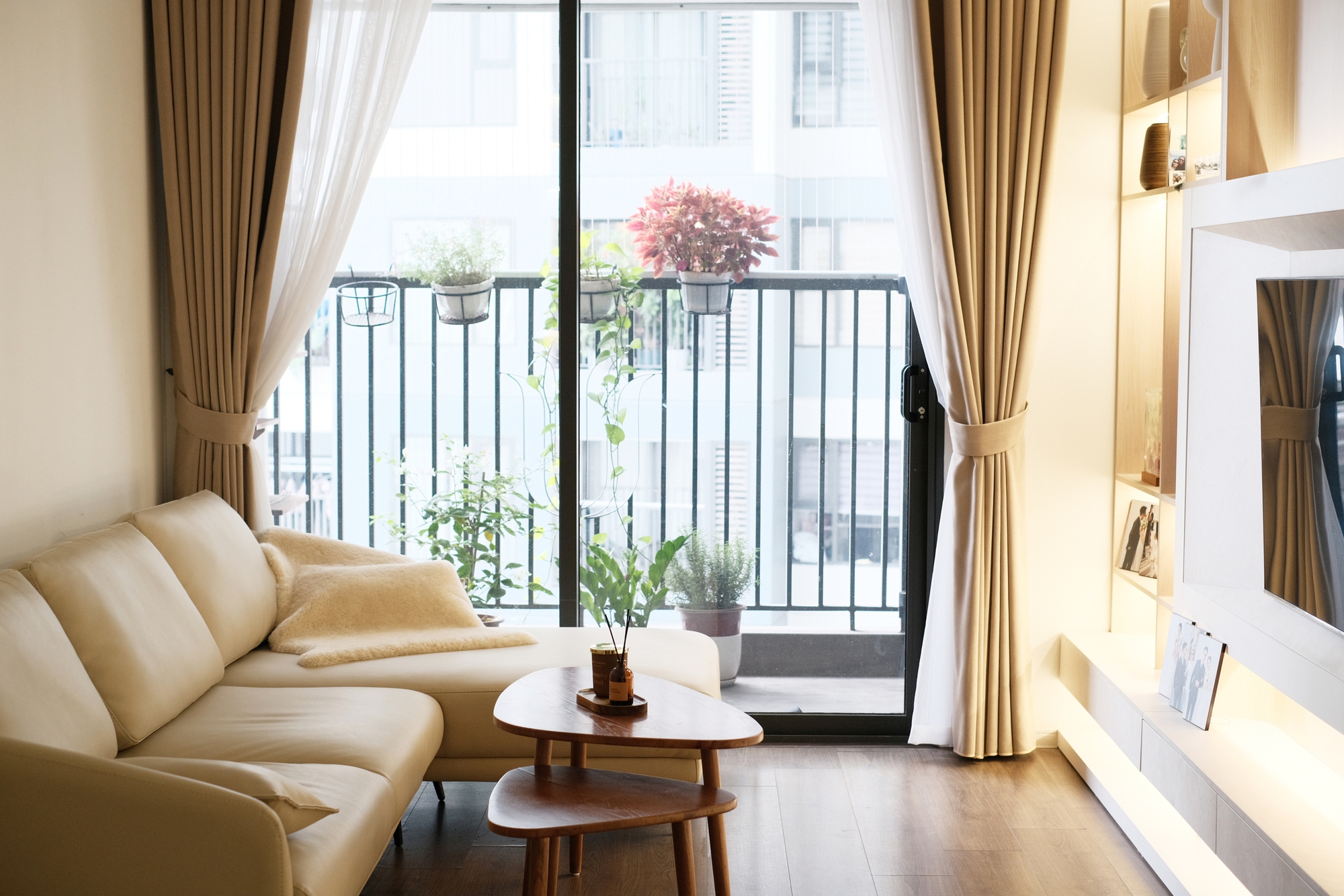 Căn hộ 80m² của vợ chồng trẻ ở Hà Nội: Gọn gàng, hiện đại và "chanh sả" chẳng kém homestay cao cấp, hoàn thiện chỉ 289 triệu đồng- Ảnh 1.