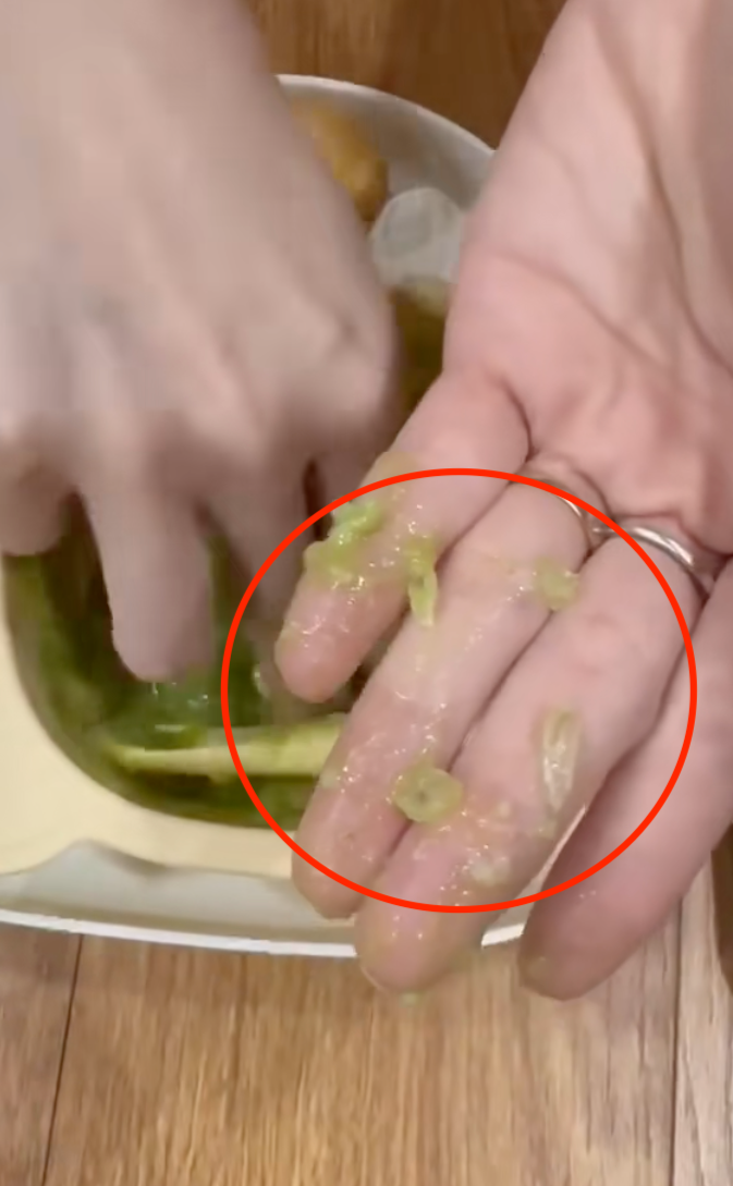 Dân tình phẫn nộ trước "cách xin lỗi" của CEO hãng cháo khi bị phát hiện mảnh nhựa trong cháo dinh dưỡng cho bé - Ảnh 2.