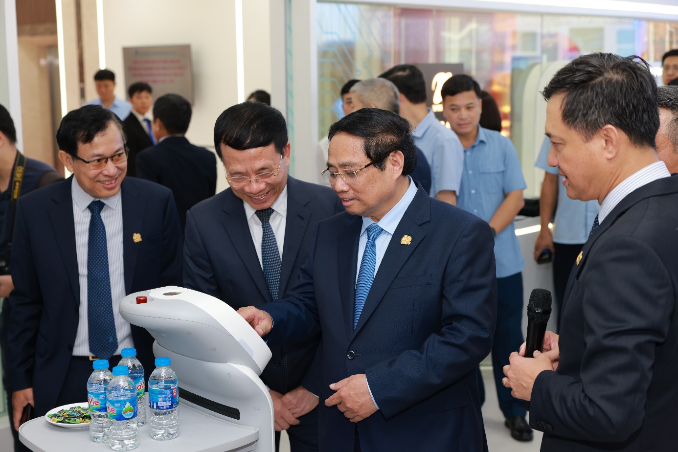 VNPT đề xuất triển khai 4 nhiệm vụ trọng tâm về AI - Ảnh 2. VNPT đề xuất triển khai 4 nhiệm vụ trọng tâm về AI - Ảnh 2.