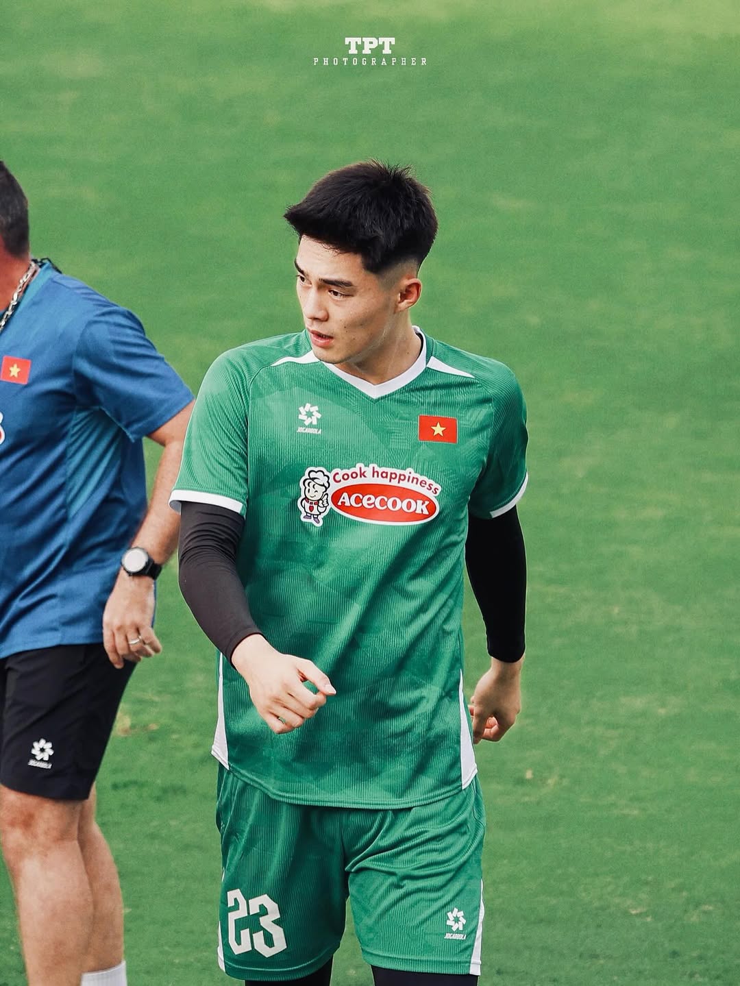 Thủ môn U23 Việt Nam cao 1m91, visual cực điển trai đến Duy Mạnh còn phải khen nức nở- Ảnh 2. Thủ môn U23 Việt Nam cao 1m91, visual cực điển trai đến Duy Mạnh còn phải khen nức nở- Ảnh 2.