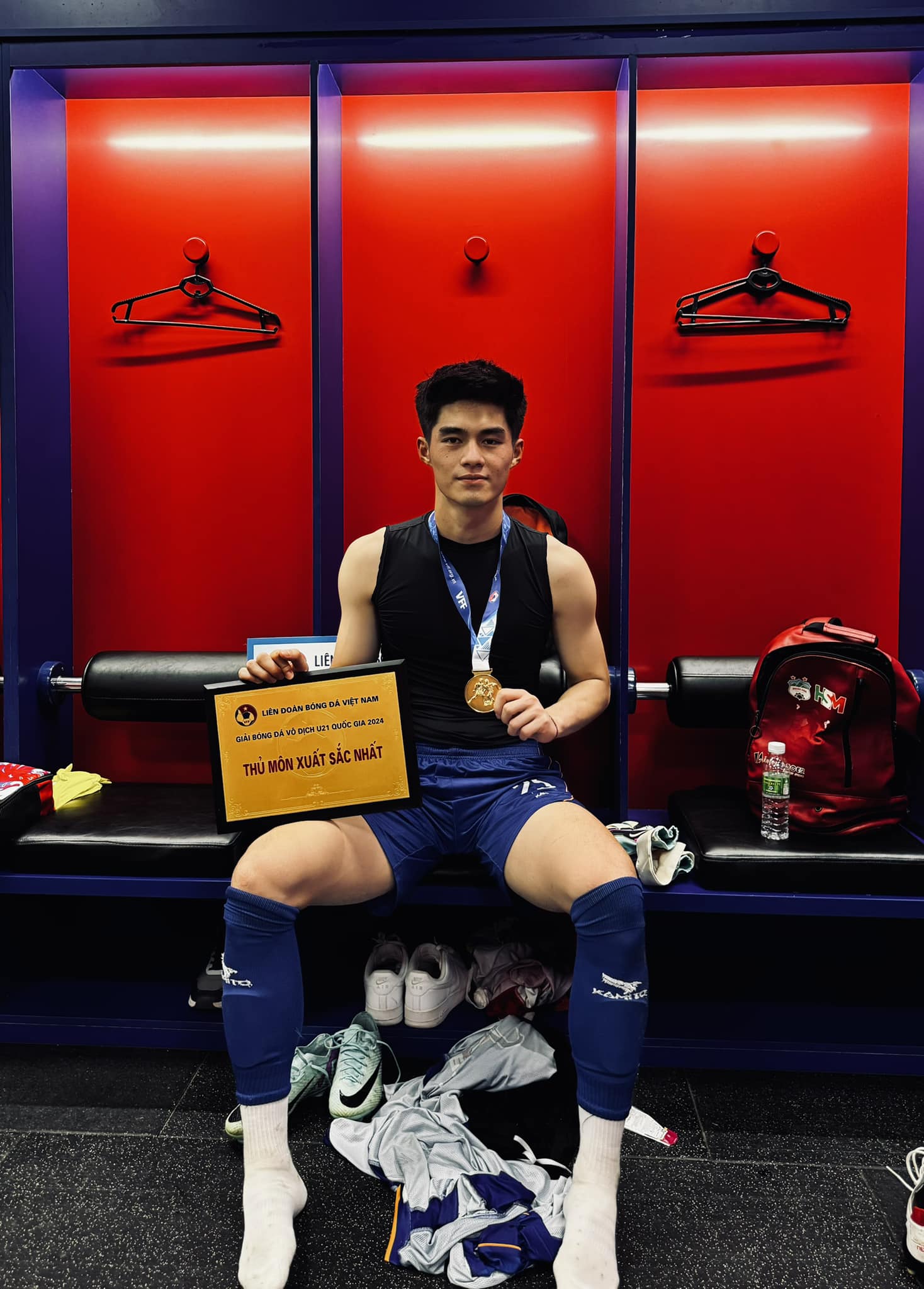 Thủ môn U23 Việt Nam cao 1m91, visual cực điển trai đến Duy Mạnh còn phải khen nức nở- Ảnh 4. Thủ môn U23 Việt Nam cao 1m91, visual cực điển trai đến Duy Mạnh còn phải khen nức nở- Ảnh 4.