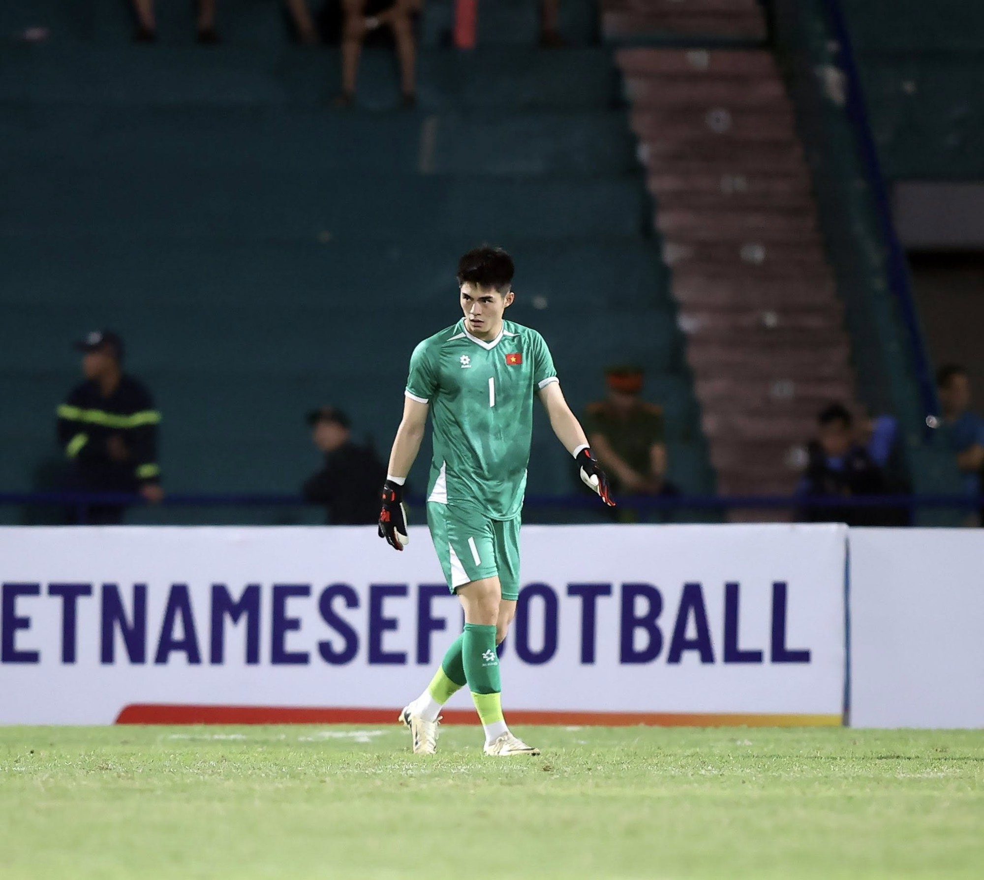 Thủ môn U23 Việt Nam cao 1m91, visual cực điển trai đến Duy Mạnh còn phải khen nức nở- Ảnh 1. Thủ môn U23 Việt Nam cao 1m91, visual cực điển trai đến Duy Mạnh còn phải khen nức nở- Ảnh 1.