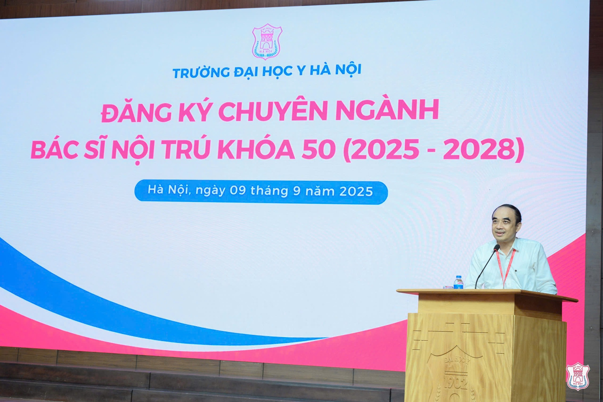 Trước khi học trò bước vào 30 giây ‘cân não’ chọn chuyên ngành, thầy Hiệu trưởng ĐH Y Hà Nội dặn: Không có nội trú nào nhàn, bác sĩ nội trú nhàn không thành chuyên gia giỏi Trước khi học trò bước vào 30 giây ‘cân não’ chọn chuyên ngành, thầy Hiệu trưởng ĐH Y Hà Nội dặn: Không có nội trú nào nhàn, bác sĩ nội trú nhàn không thành chuyên gia giỏi