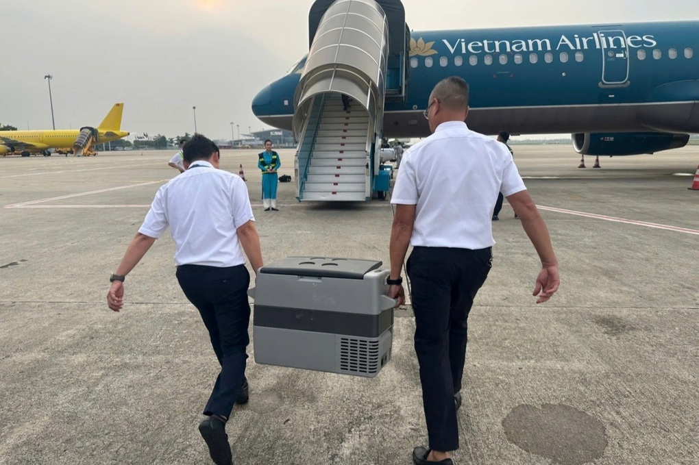 Chuyến bay lùi giờ để chở trái tim hiến tặng từ Phú Thọ vào Huế - Ảnh 1.