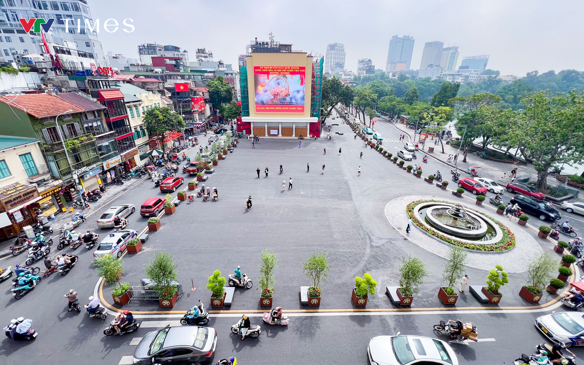 Quảng trường Đông Kinh Nghĩa Thục khoác lên mình diện mạo mới - Ảnh 1.