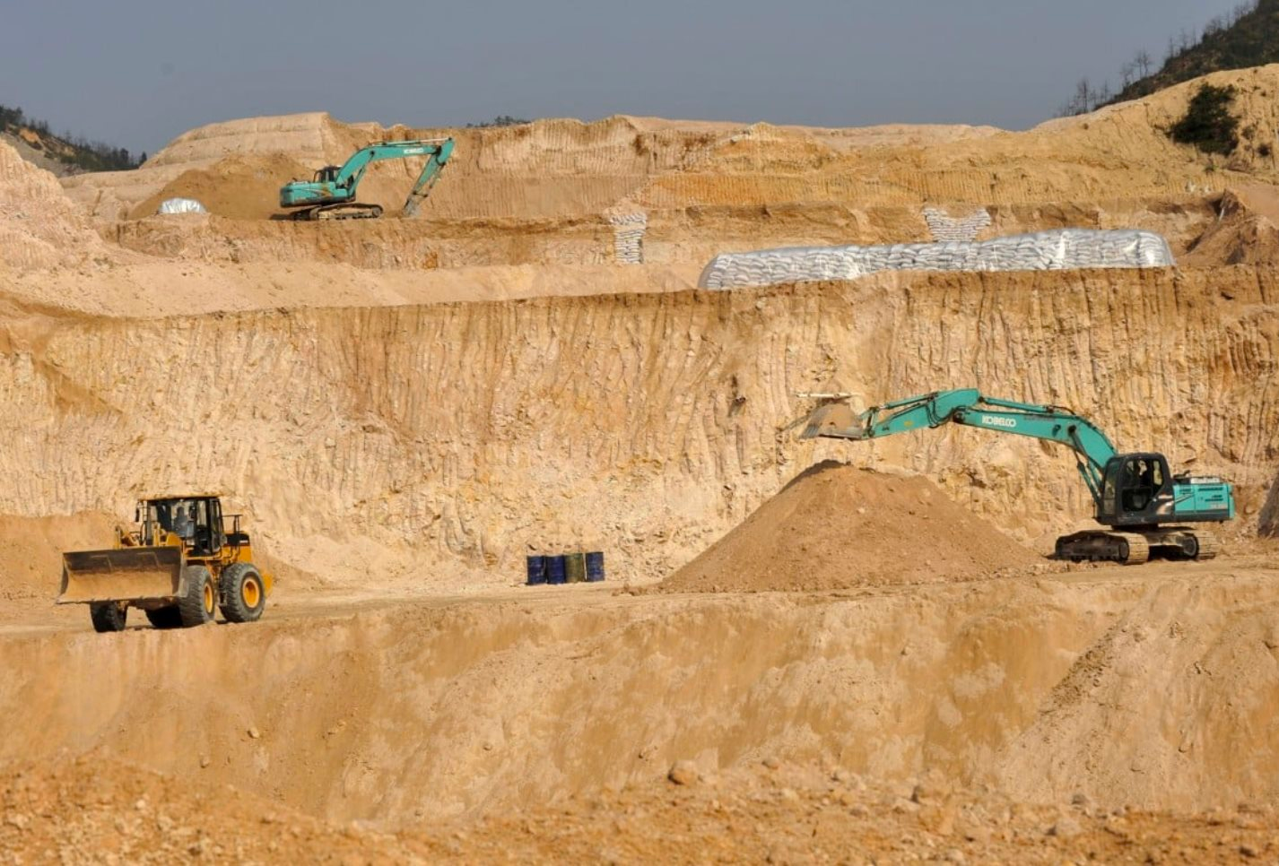 Khoan thủng lòng đất, quốc gia châu Á trúng 500 mỏ 'kho báu' khổng lồ: Hơn 300 tỷ m3 khí đốt phun lên dữ dội, tìm thấy 'vành đai vàng trắng' kéo dài gần 3.000 km- Ảnh 1.