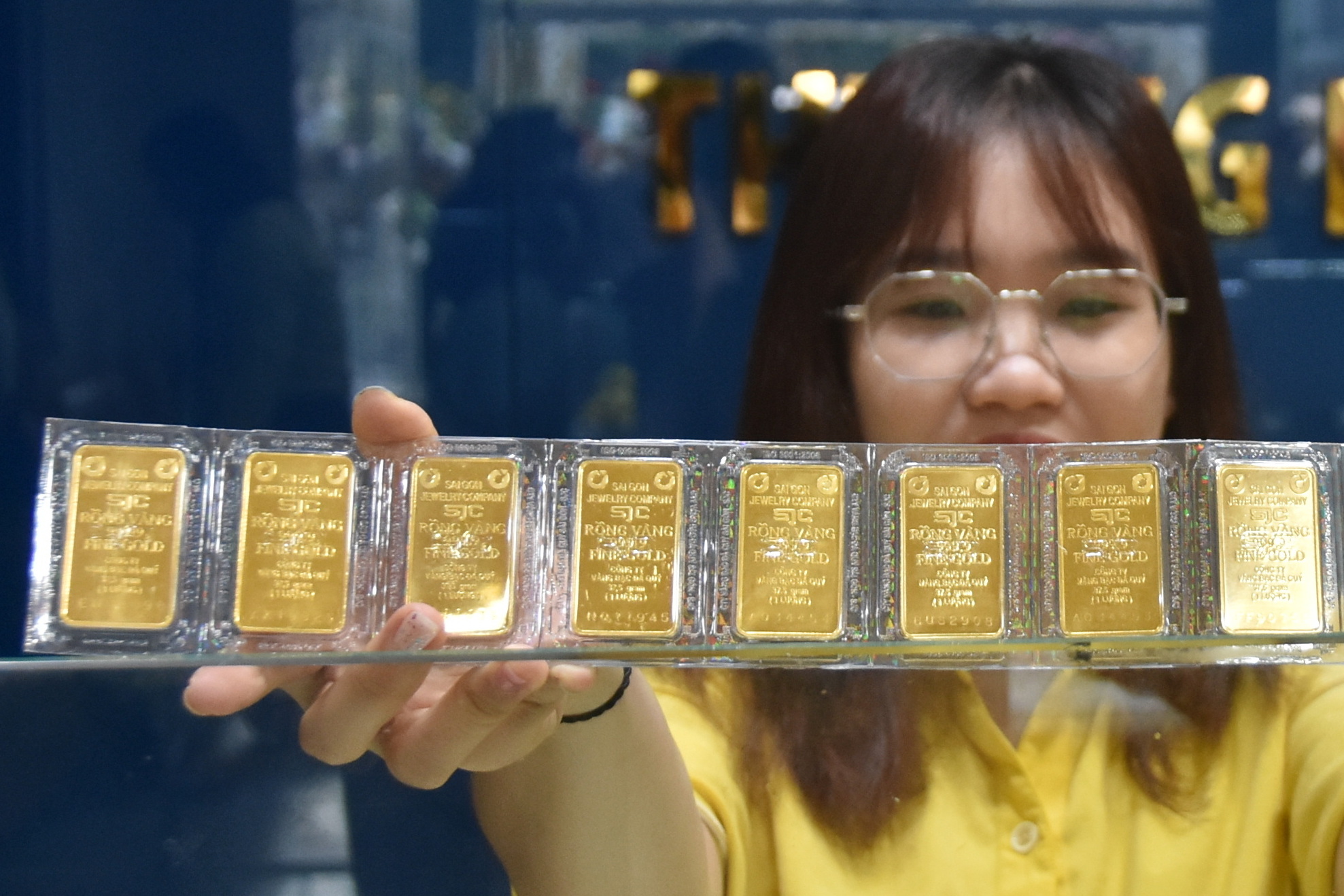 Giá vàng nhẫn trơn 99 , 99 giảm mạnh gây sốt thị trường vàng hôm nay - Ảnh 2. Giá vàng nhẫn trơn 99 , 99 giảm mạnh gây sốt thị trường vàng hôm nay - Ảnh 2.