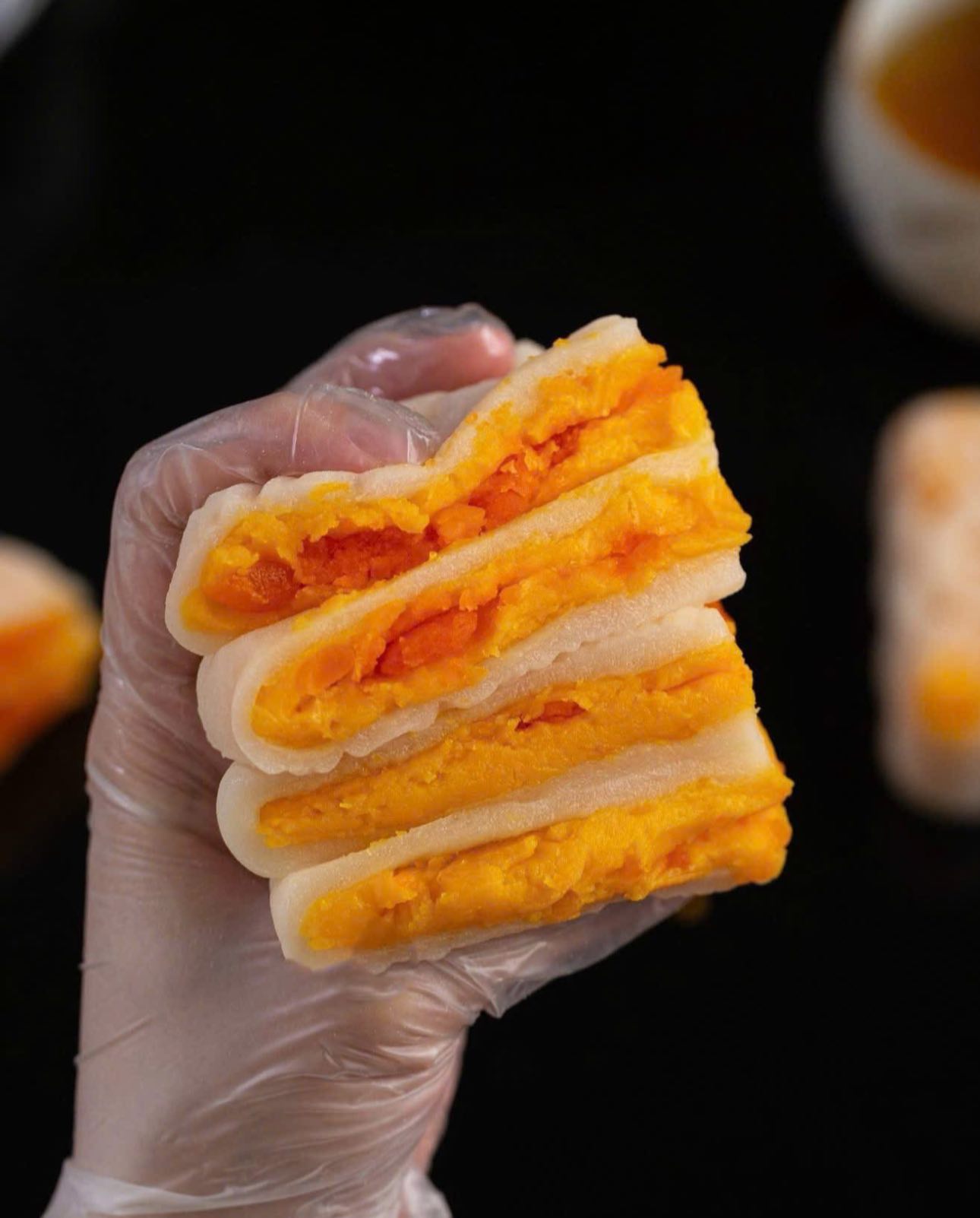 Vào vụ bánh Trung thu, trứng muối tươi "cháy hàng" mọi mặt trận - Ảnh 5.