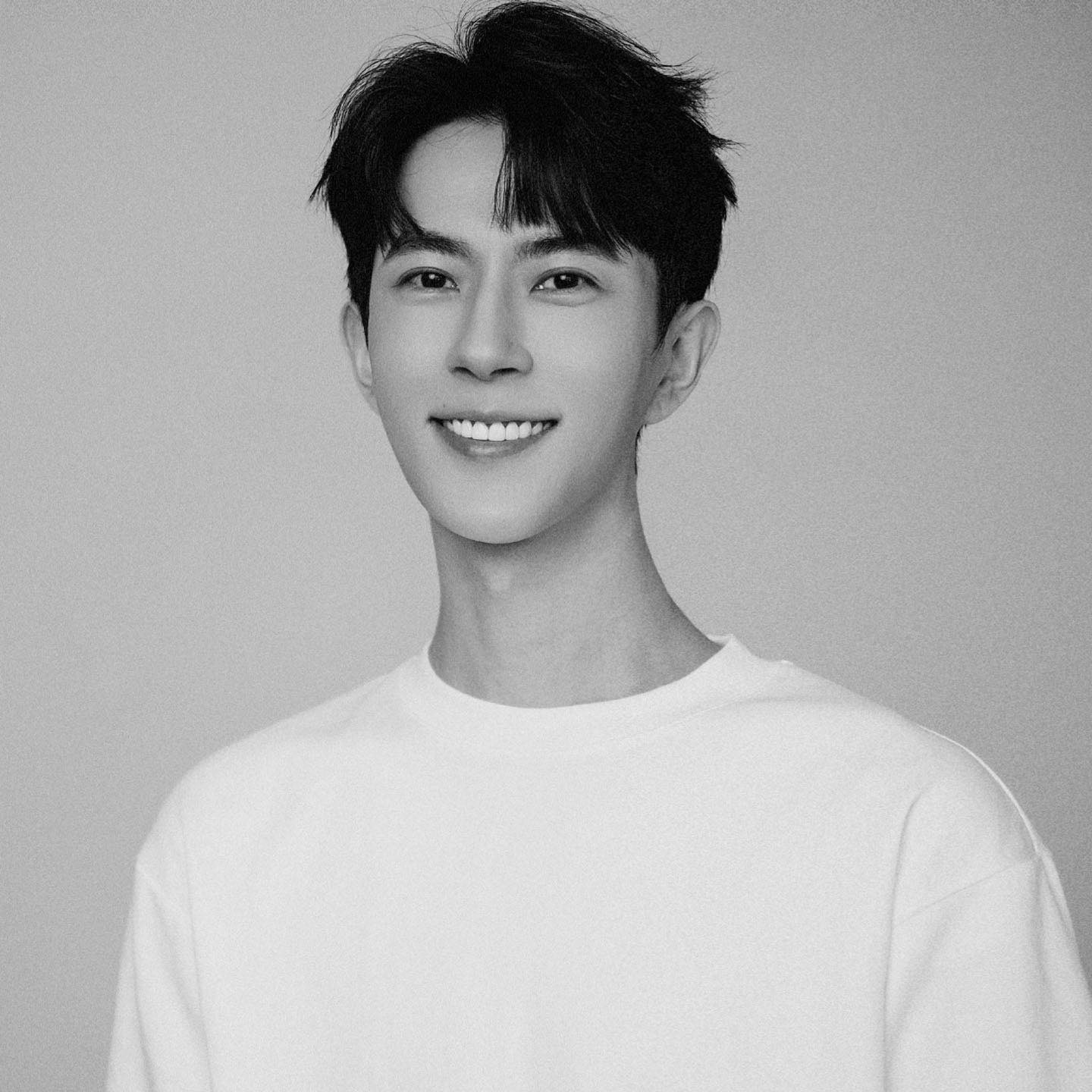 3 cái chết nghi thế lực ngầm nhúng tay ở Cbiz: Vụ ngã lầu của "mỹ nam cổ trang" chưa phải kinh hoàng nhất! - Ảnh 1.