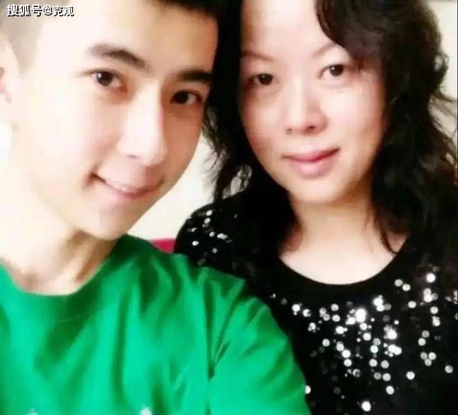 Vụ "mỹ nam số 1 Trung Quốc" ngã lầu: Cảnh sát không thể kết luận nguyên nhân tử vong, mẹ đau đớn đến ngất xỉu - Ảnh 3.