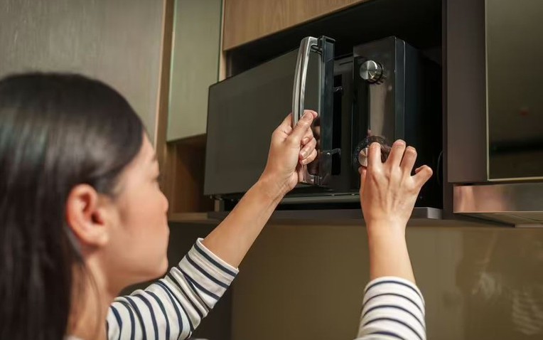 Nút bí mật trên lò vi sóng không phải ai cũng để ý nhưng giúp thức ăn ngon hơn gấp nhiều lần Nút bí mật trên lò vi sóng không phải ai cũng để ý nhưng giúp thức ăn ngon hơn gấp nhiều lần