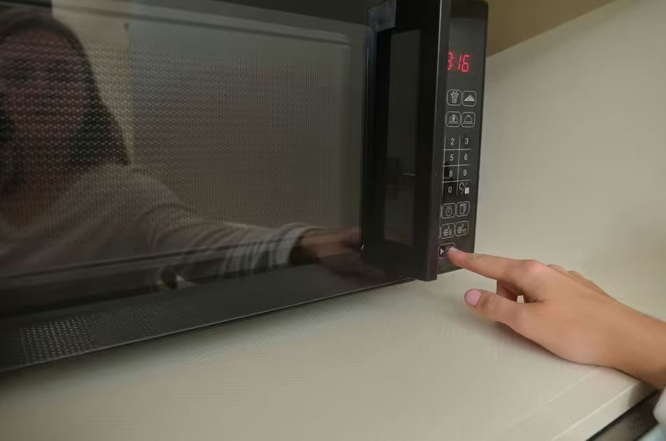 Nút bí mật trên lò vi sóng không phải ai cũng để ý nhưng giúp thức ăn ngon hơn gấp nhiều lần Nút bí mật trên lò vi sóng không phải ai cũng để ý nhưng giúp thức ăn ngon hơn gấp nhiều lần