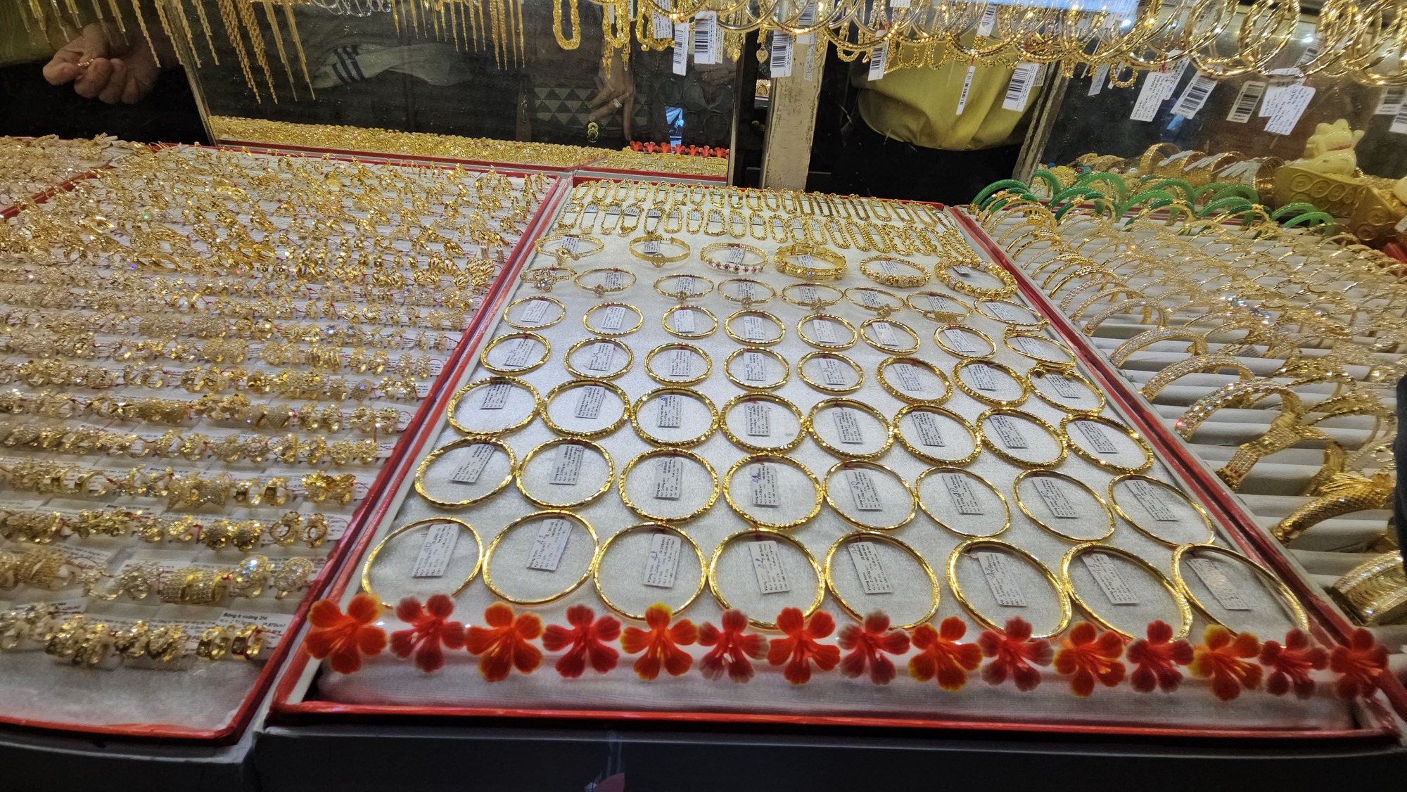 Chiều 12-9, giá vàng trong nước tiếp tục đà giảm- Ảnh 1. Chiều 12-9, giá vàng trong nước tiếp tục đà giảm- Ảnh 1.