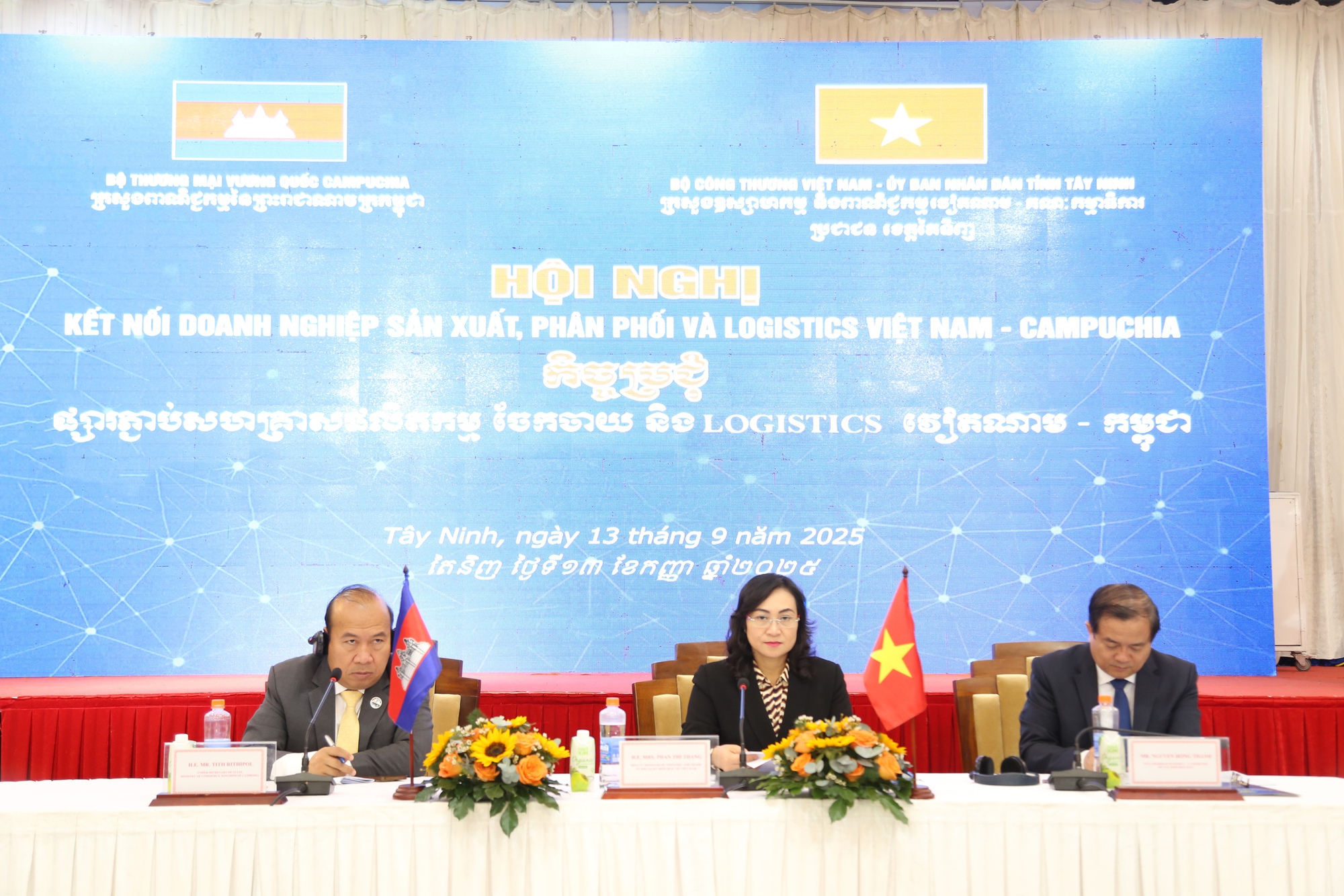 Đặt mục tiêu 20 tỉ USD kim ngạch thương mại song phương Việt Nam - Campuchia- Ảnh 1.