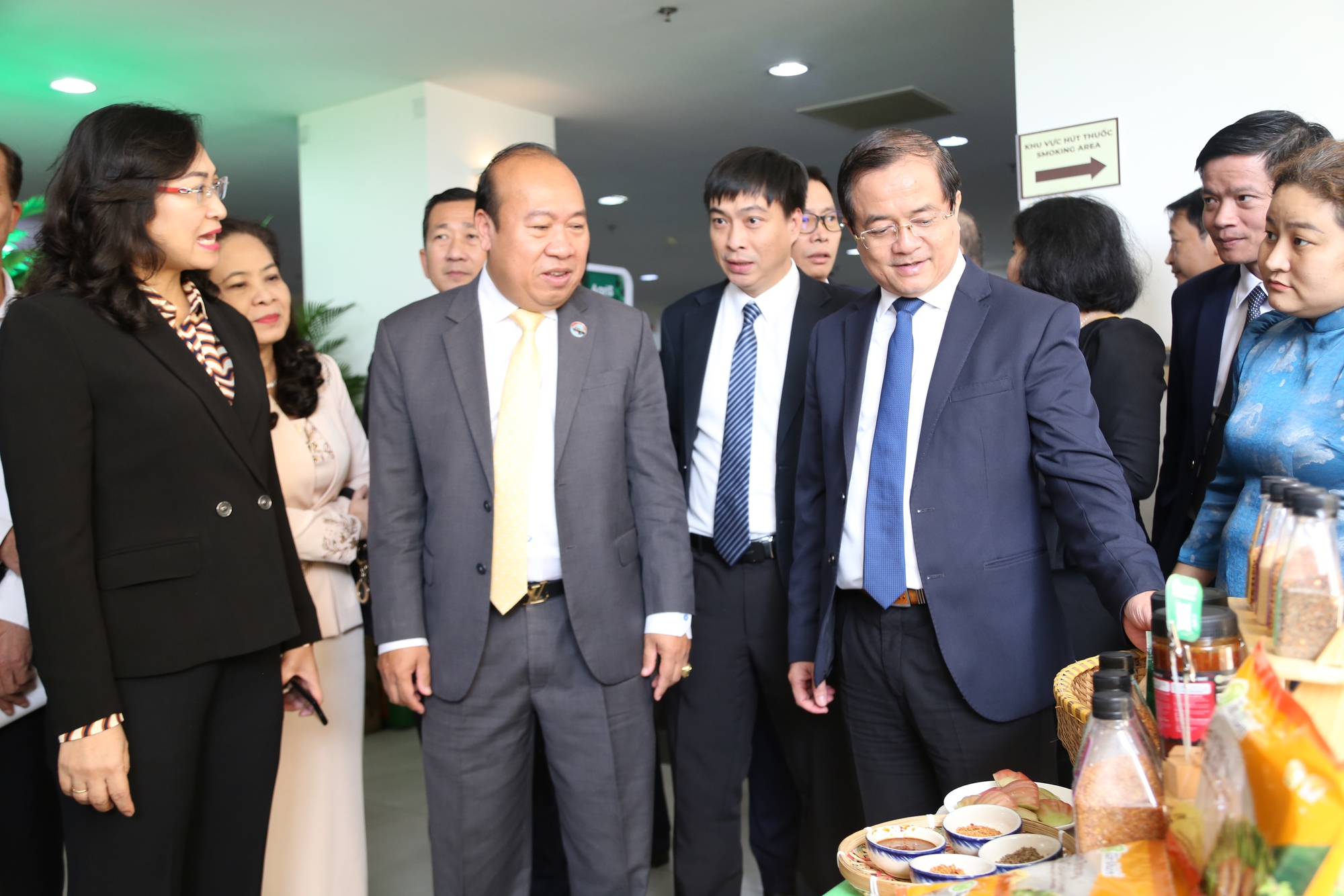 Đặt mục tiêu 20 tỉ USD kim ngạch thương mại song phương Việt Nam - Campuchia- Ảnh 3.