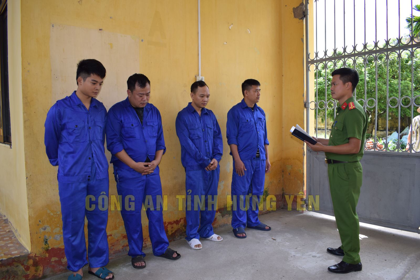 Khám xét khẩn cấp nơi ở, công an triệt phá nhóm cướp tiền điện tử USDT: Phong tỏa 5 tài khoản ngân hàng, tịch thu gần 2 tỷ tiền mặt, 2 xe ô tô, 5 điện thoại- Ảnh 2.