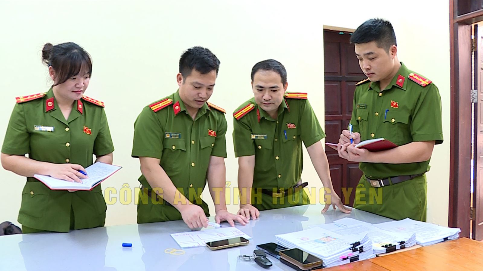 Khám xét khẩn cấp nơi ở, công an triệt phá nhóm cướp tiền điện tử USDT: Phong tỏa 5 tài khoản ngân hàng, tịch thu gần 2 tỷ tiền mặt, 2 xe ô tô, 5 điện thoại- Ảnh 1.