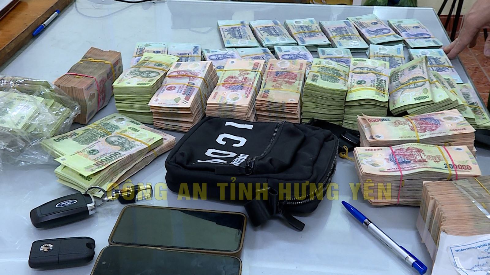 Khám xét khẩn cấp nơi ở, công an triệt phá nhóm cướp tiền điện tử USDT: Phong tỏa 5 tài khoản ngân hàng, tịch thu gần 2 tỷ tiền mặt, 2 xe ô tô, 5 điện thoại- Ảnh 3.