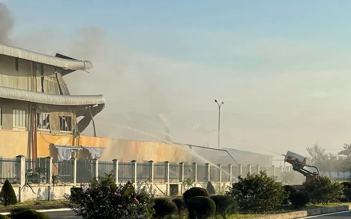 Nhà xưởng 7.000 m² bốc cháy trong đêm, hàng chục công nhân thoát nạn - Ảnh 1.