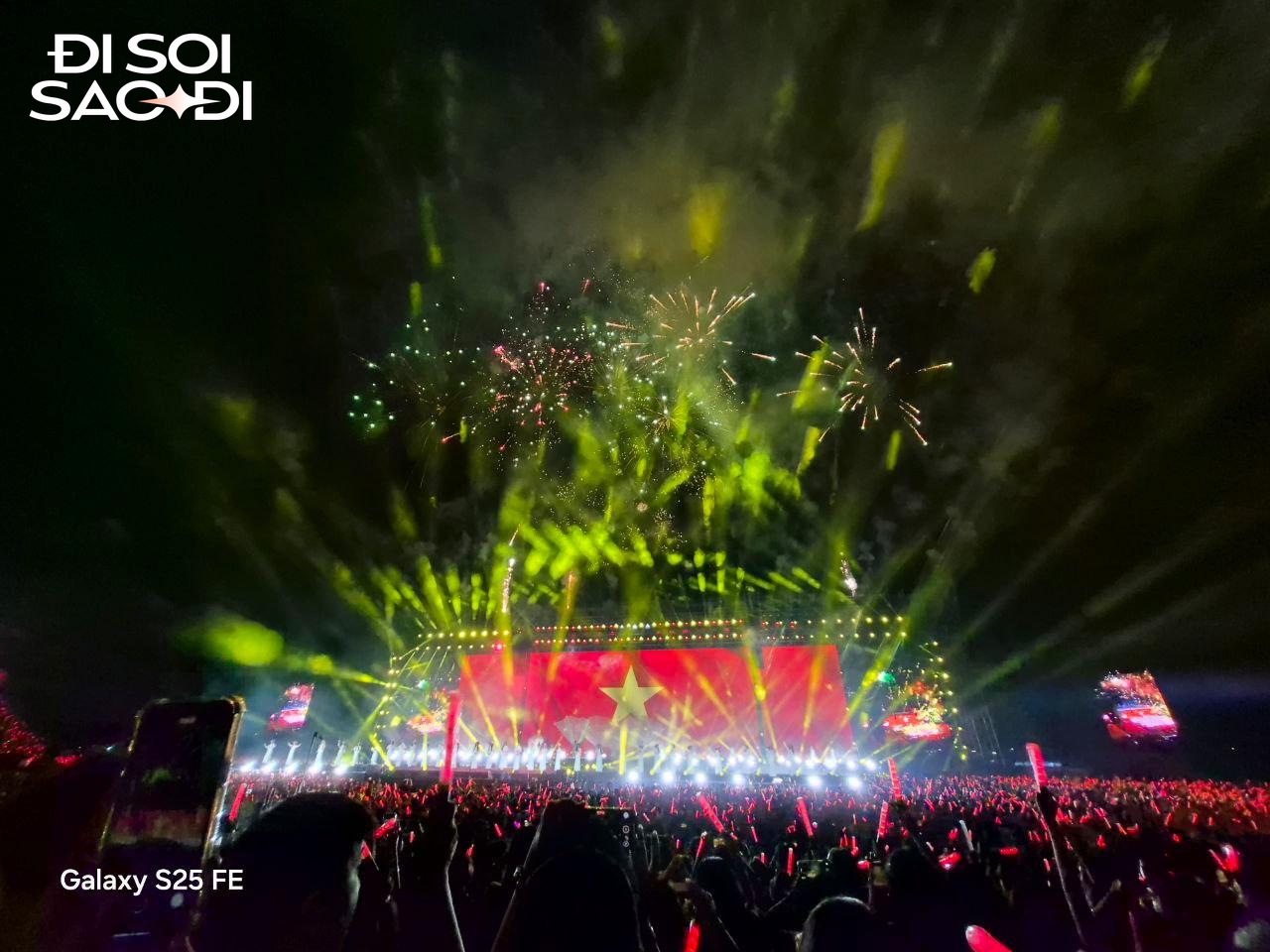 Cháy giàn giáo tại concert Em Xinh Say Hi, nhìn phát sợ!- Ảnh 1.