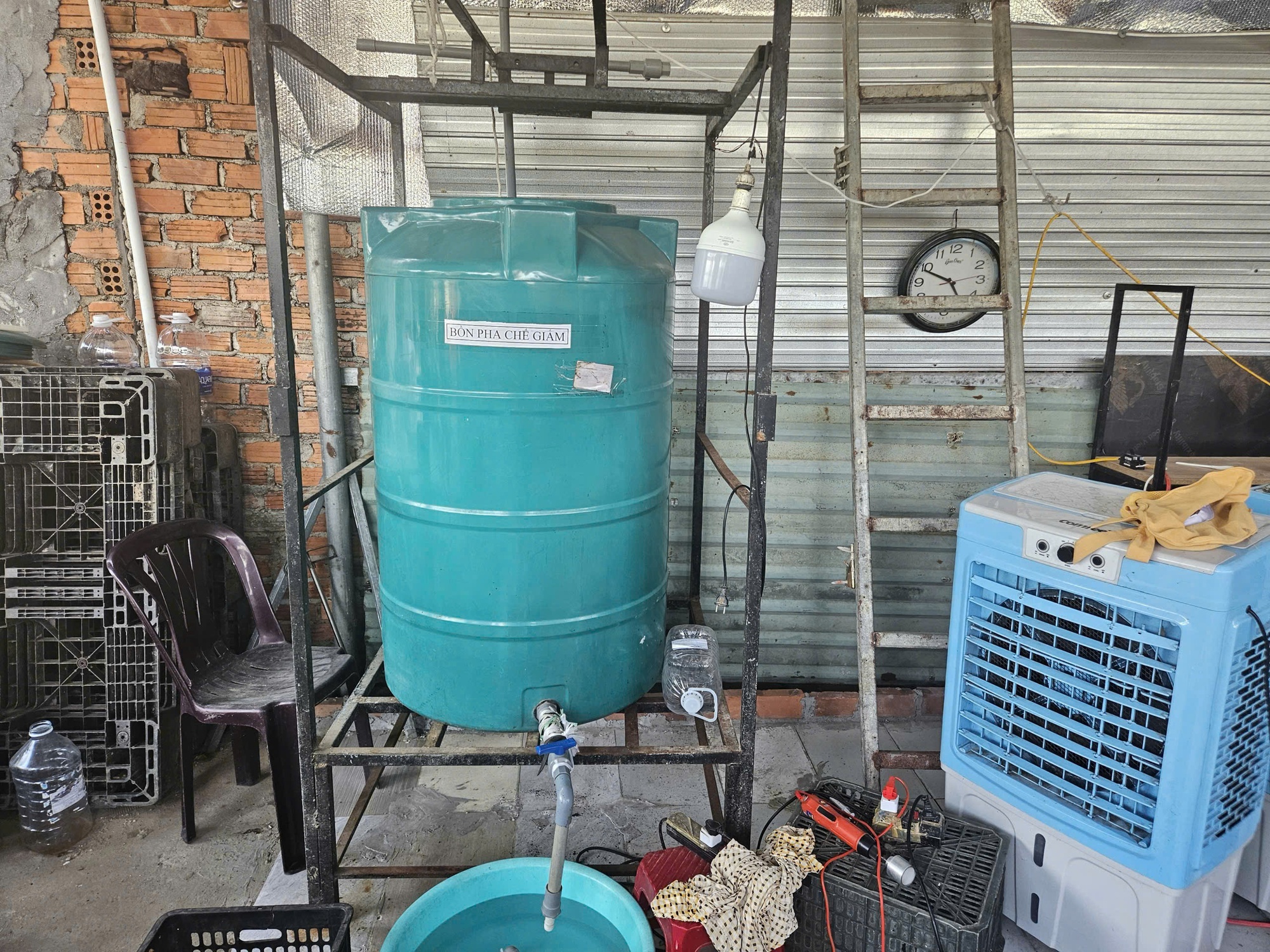 Cơ sở làm giấm giả bằng axit công nghiệp và nước giếng- Ảnh 2.