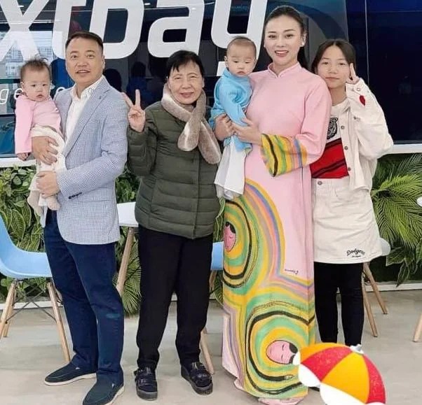 3 mẹ kế điểm 10 của showbiz Việt: Người viết thư xin được nuôi con riêng của chồng, người khẳng định "yêu con nhất trên đời"- Ảnh 8. 3 mẹ kế điểm 10 của showbiz Việt: Người viết thư xin được nuôi con riêng của chồng, người khẳng định "yêu con nhất trên đời"- Ảnh 8.