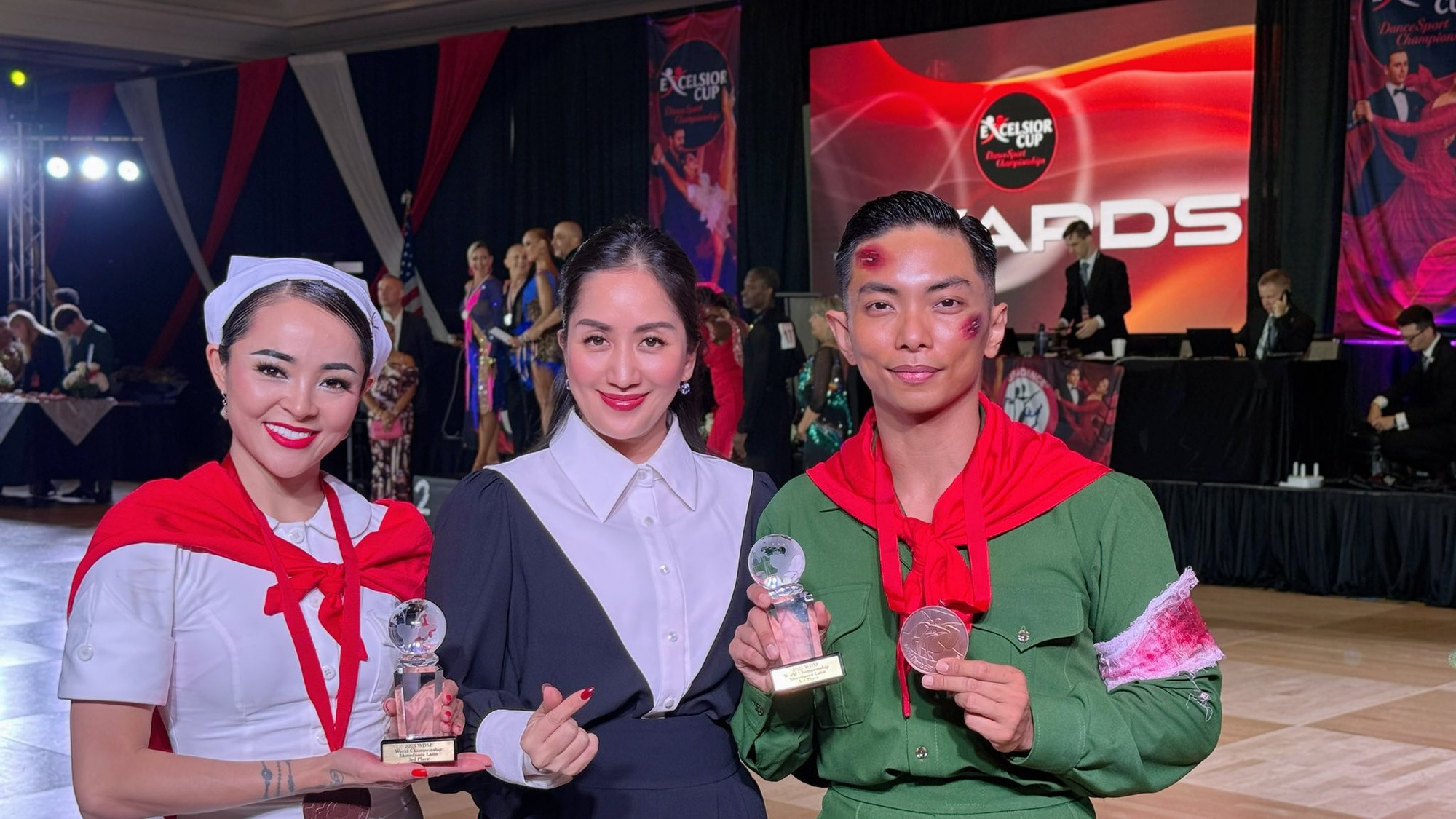 Khánh Thi bật khóc khi Phan Hiển giành huy chương thế giới đầy vẻ vang, tạo hình chiến sĩ yêu nước gây sốt MXH!- Ảnh 2. Khánh Thi bật khóc khi Phan Hiển giành huy chương thế giới đầy vẻ vang, tạo hình chiến sĩ yêu nước gây sốt MXH!- Ảnh 2.