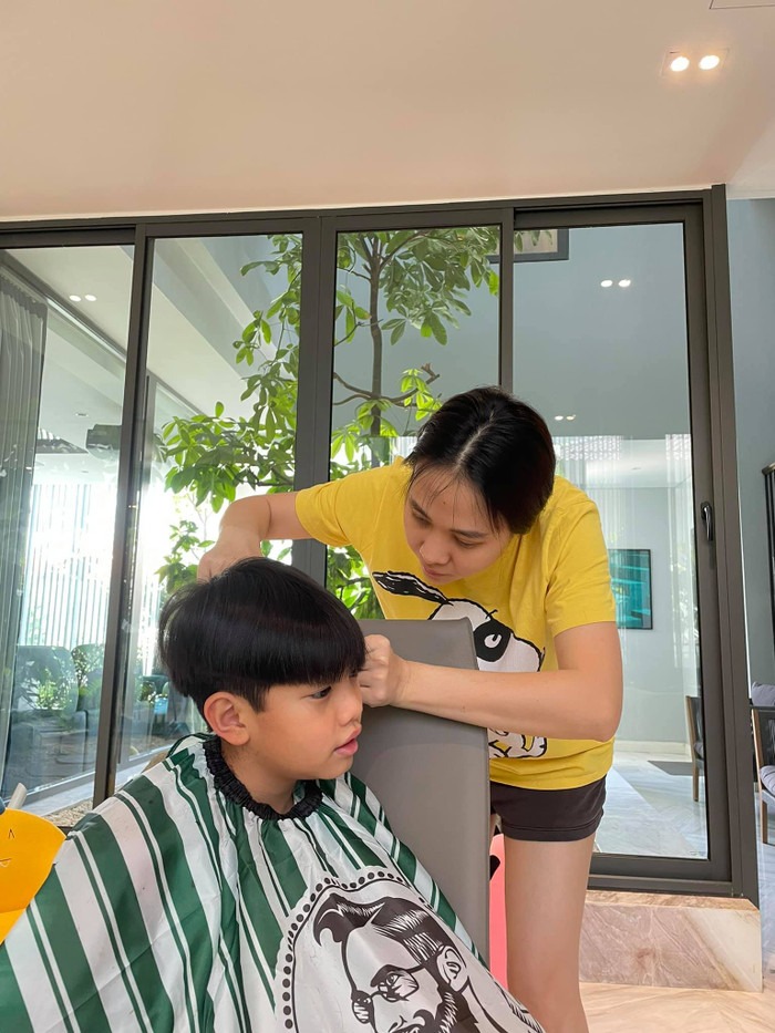 3 mẹ kế điểm 10 của showbiz Việt: Người viết thư xin được nuôi con riêng của chồng, người khẳng định "yêu con nhất trên đời"- Ảnh 6. 3 mẹ kế điểm 10 của showbiz Việt: Người viết thư xin được nuôi con riêng của chồng, người khẳng định "yêu con nhất trên đời"- Ảnh 6.