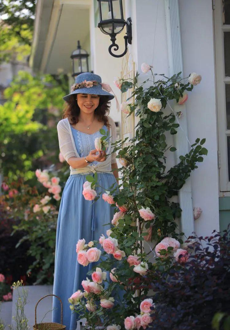 Từ giấc mơ châu Âu đến khu vườn 400m²: Người phụ nữ trung niên biến biệt thự thành thiên đường hoa bốn mùa- Ảnh 1. Từ giấc mơ châu Âu đến khu vườn 400m²: Người phụ nữ trung niên biến biệt thự thành thiên đường hoa bốn mùa- Ảnh 1.