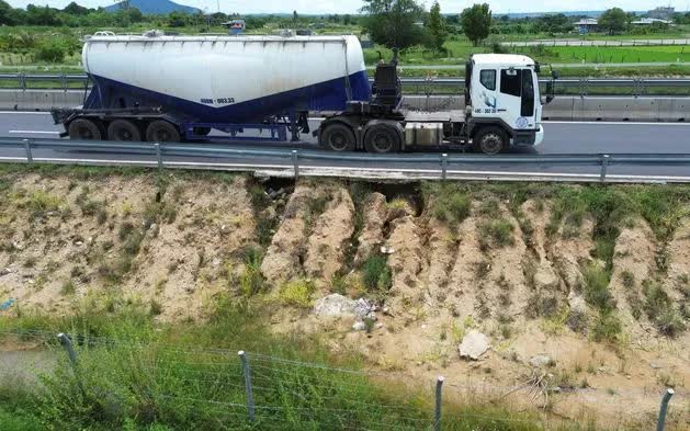 Mép đường cao tốc Vĩnh Hảo - Phan Thiết bị xói lở, hở “hàm ếch” - Ảnh 1.