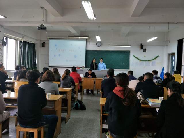 Nhìn 32 đôi tất của học sinh trong lớp, giáo viên phán: "Tôi biết tương lai của em nào bừng sáng, em nào tối sầm rồi!"- Ảnh 1.