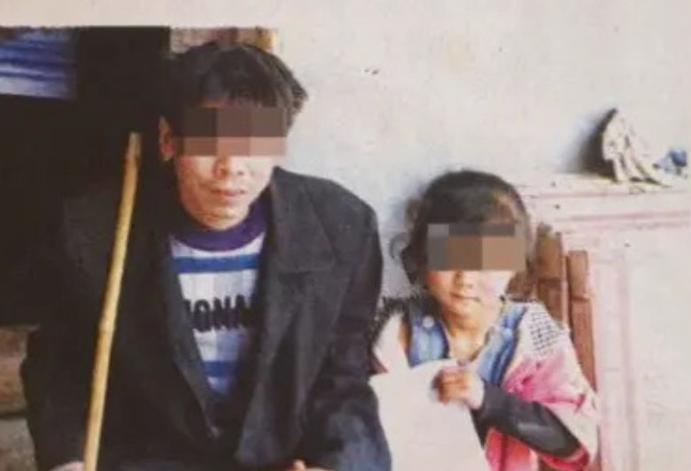 12 năm sau khi bức ảnh ăn xin cùng cha lan truyền, cuộc đời cô bé này thay đổi choáng váng: "Phép màu" có thật! - Ảnh 1.