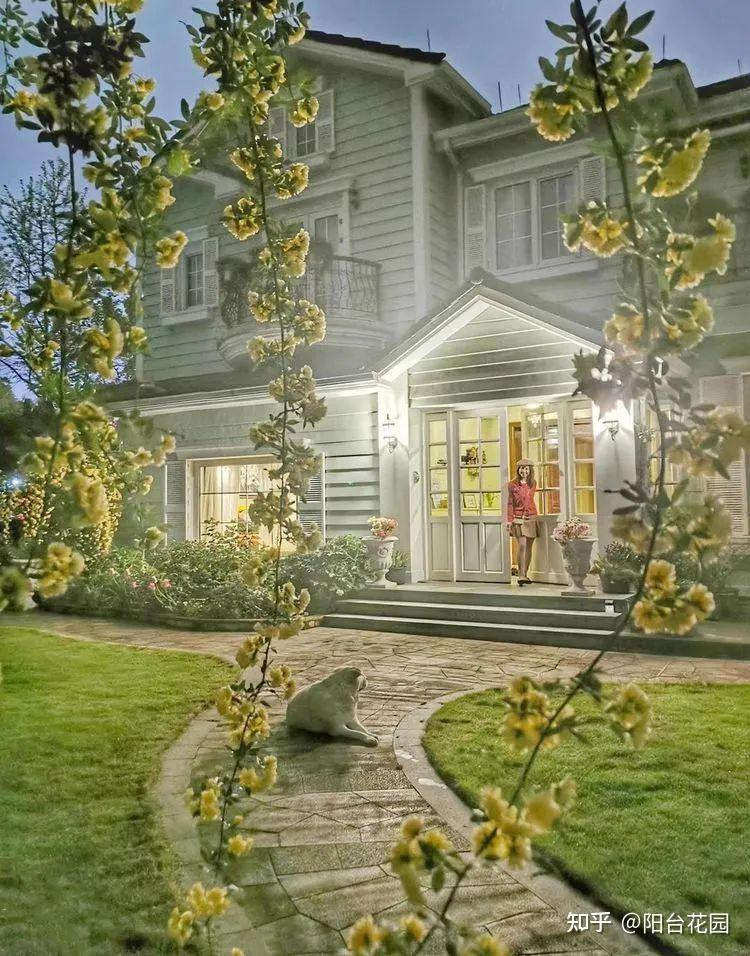 Từ giấc mơ châu Âu đến khu vườn 400m²: Người phụ nữ trung niên biến biệt thự thành thiên đường hoa bốn mùa- Ảnh 8. Từ giấc mơ châu Âu đến khu vườn 400m²: Người phụ nữ trung niên biến biệt thự thành thiên đường hoa bốn mùa- Ảnh 8.