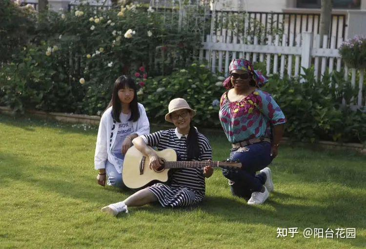 Từ giấc mơ châu Âu đến khu vườn 400m²: Người phụ nữ trung niên biến biệt thự thành thiên đường hoa bốn mùa- Ảnh 11. Từ giấc mơ châu Âu đến khu vườn 400m²: Người phụ nữ trung niên biến biệt thự thành thiên đường hoa bốn mùa- Ảnh 11.