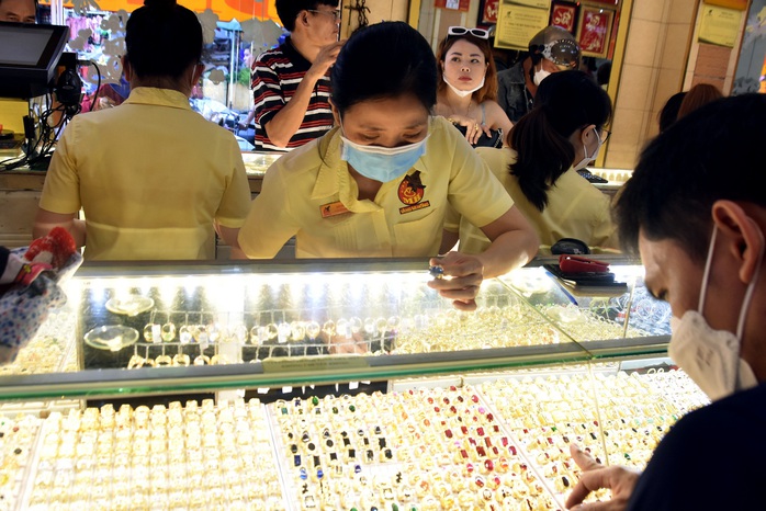 Giá vàng hôm nay 14-9: Người mua vàng ở vùng đỉnh 143,5 triệu đồng/lượng lỗ nặng- Ảnh 1.