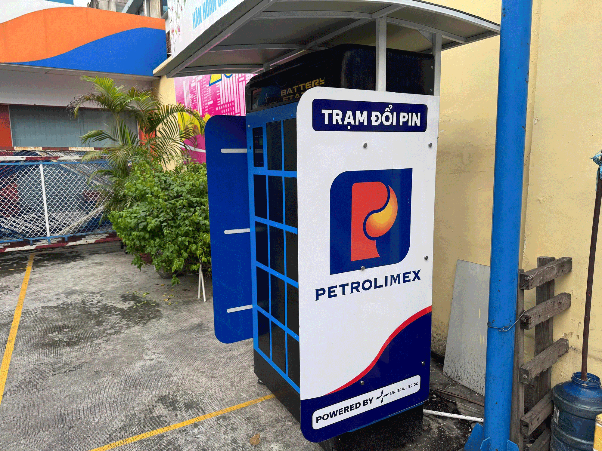 Cuộc đua mở trạm sạc, đổi pin xe điện - Ảnh 1.