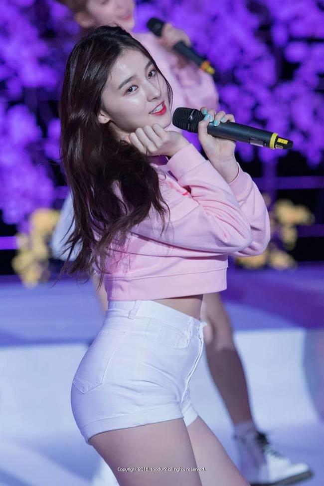 Người "đẹp nhất hành tinh" và vợ tỷ phú đốt nóng phố đi bộ Hà Nội, giờ sao rồi? - Ảnh 10. Người "đẹp nhất hành tinh" và vợ tỷ phú đốt nóng phố đi bộ Hà Nội, giờ sao rồi? - Ảnh 10.