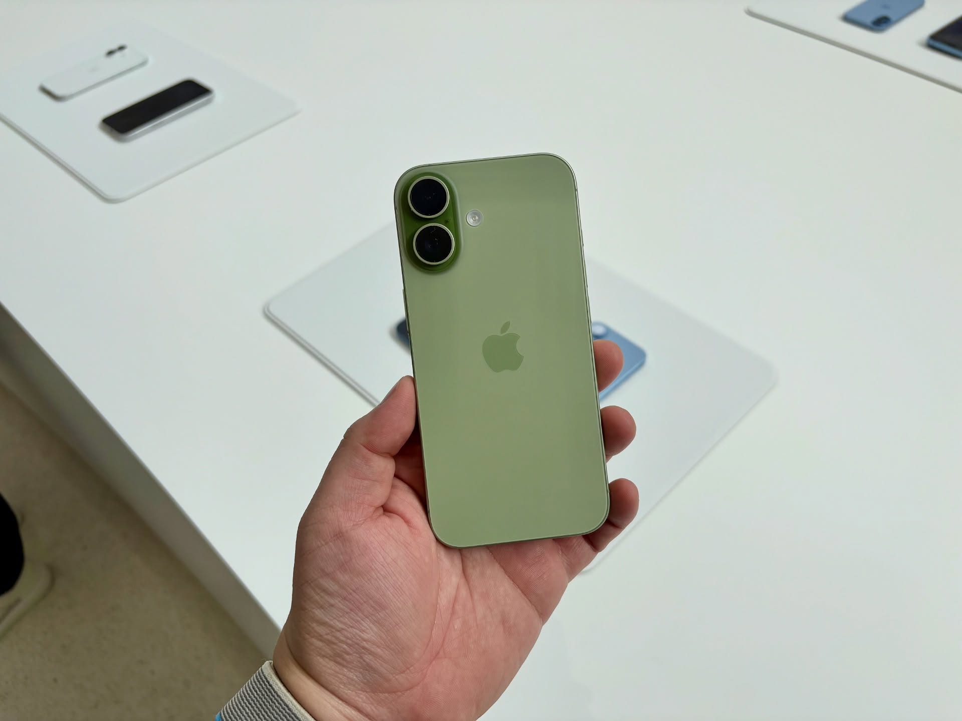 Mua iPhone 17 ở đâu rẻ nhất thế giới, ở đâu đắt nhất?- Ảnh 2.