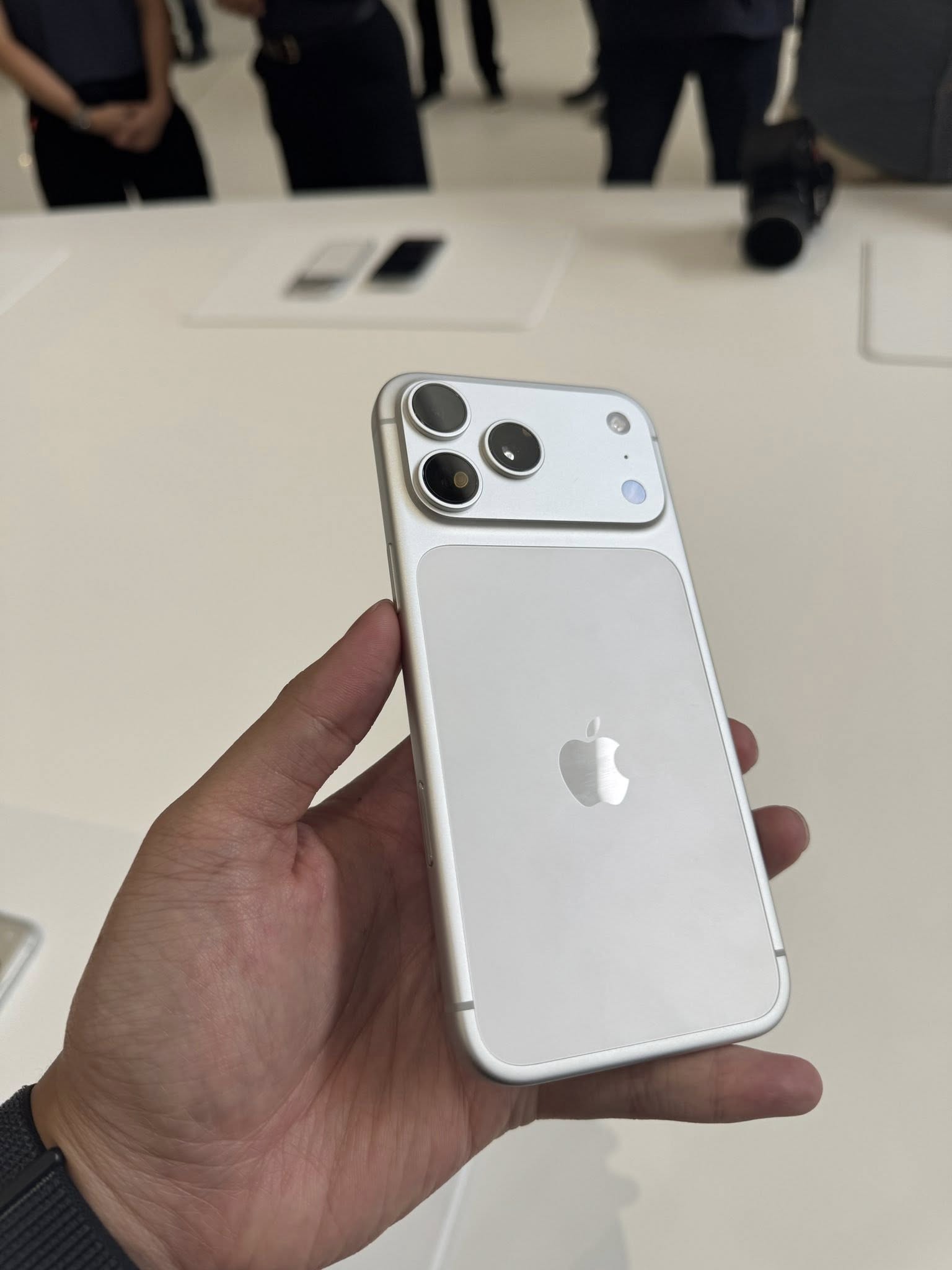 Mua iPhone 17 ở đâu rẻ nhất thế giới, ở đâu đắt nhất?- Ảnh 3.