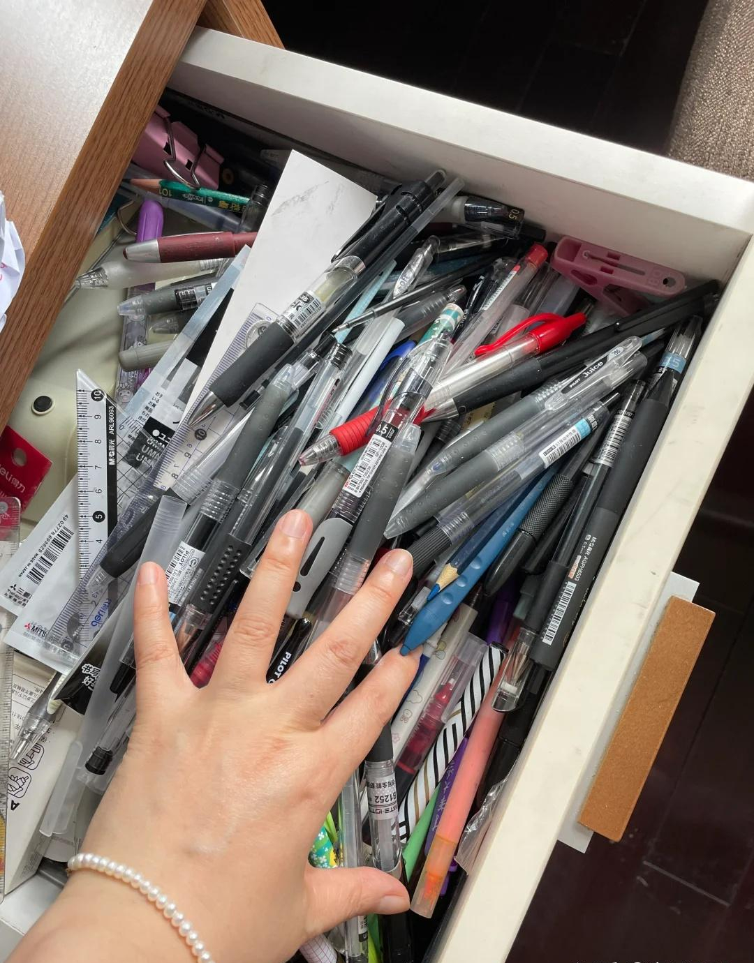 Sau 3 năm sống tối giản, tôi nhận ra 5 món đồ “khó dùng hết” nhất - mua nhiều chỉ thêm gánh nặng- Ảnh 4. Sau 3 năm sống tối giản, tôi nhận ra 5 món đồ “khó dùng hết” nhất - mua nhiều chỉ thêm gánh nặng- Ảnh 4.