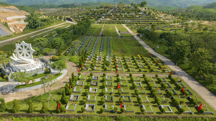 Đổ xô đi mua đất cho 'người âm' để làm...quà tặng 1 Đổ xô đi mua đất cho 'người âm' để làm...quà tặng