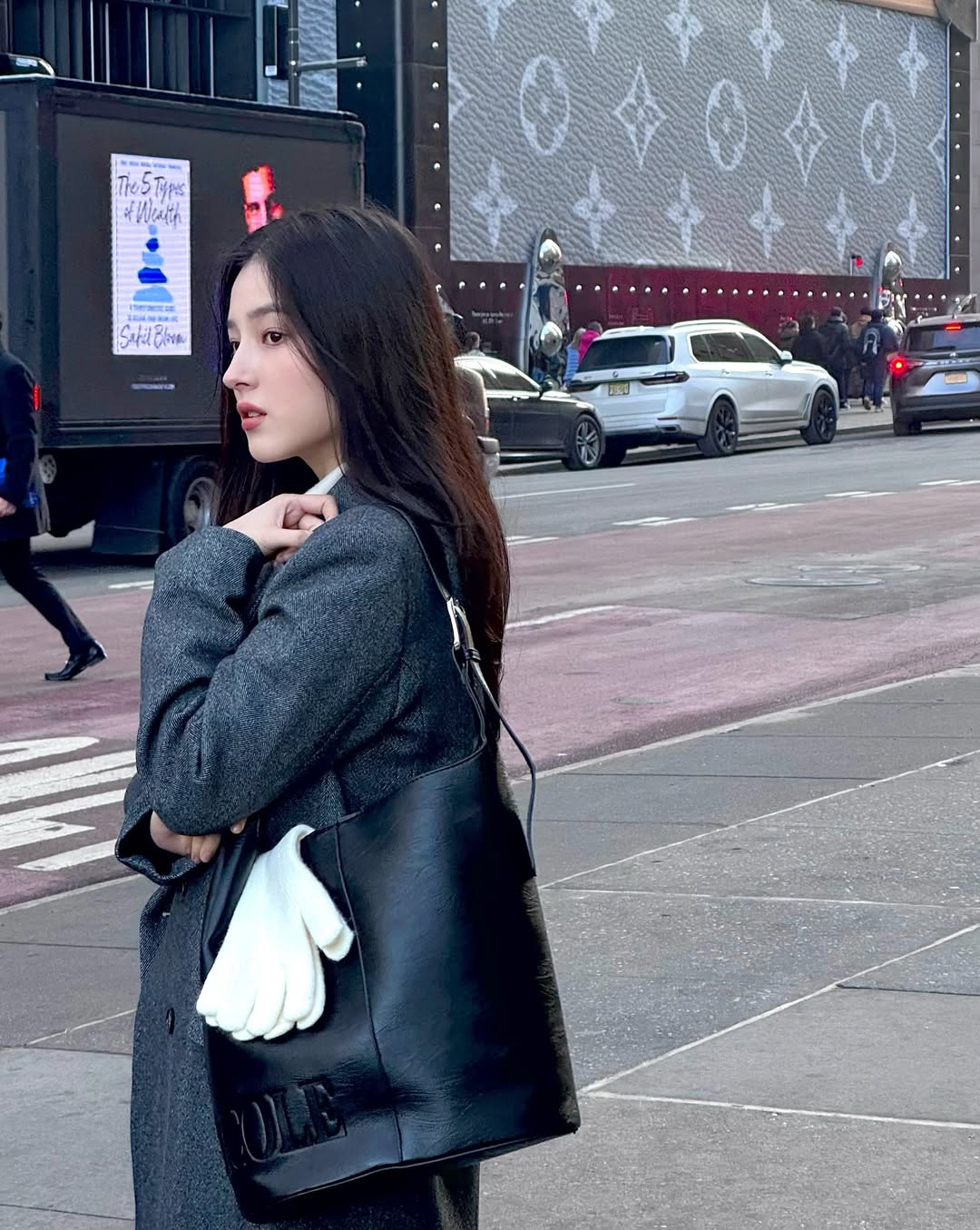 Người "đẹp nhất hành tinh" và vợ tỷ phú đốt nóng phố đi bộ Hà Nội, giờ sao rồi? - Ảnh 14. Người "đẹp nhất hành tinh" và vợ tỷ phú đốt nóng phố đi bộ Hà Nội, giờ sao rồi? - Ảnh 14.