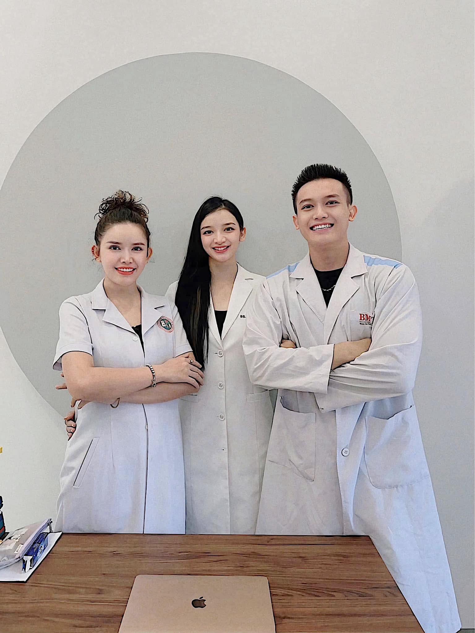 Một gia đình nghèo ở Gia Lai có 3 con học Y, làm bác sĩ, đạt Á vương và Á hậu- Ảnh 6. Một gia đình nghèo ở Gia Lai có 3 con học Y, làm bác sĩ, đạt Á vương và Á hậu- Ảnh 6.