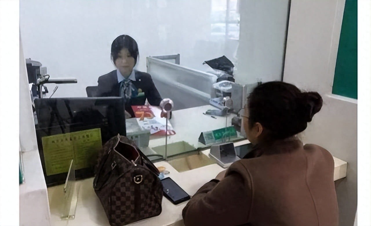 Người phụ nữ gửi tiết kiệm hơn 37 triệu đồng trong 3 năm nhưng 23 năm sau đến rút, ngân hàng kiểm tra rồi khẳng định “Chị đã tất toán rồi mà” Người phụ nữ gửi tiết kiệm hơn 37 triệu đồng trong 3 năm nhưng 23 năm sau đến rút, ngân hàng kiểm tra rồi khẳng định “Chị đã tất toán rồi mà”