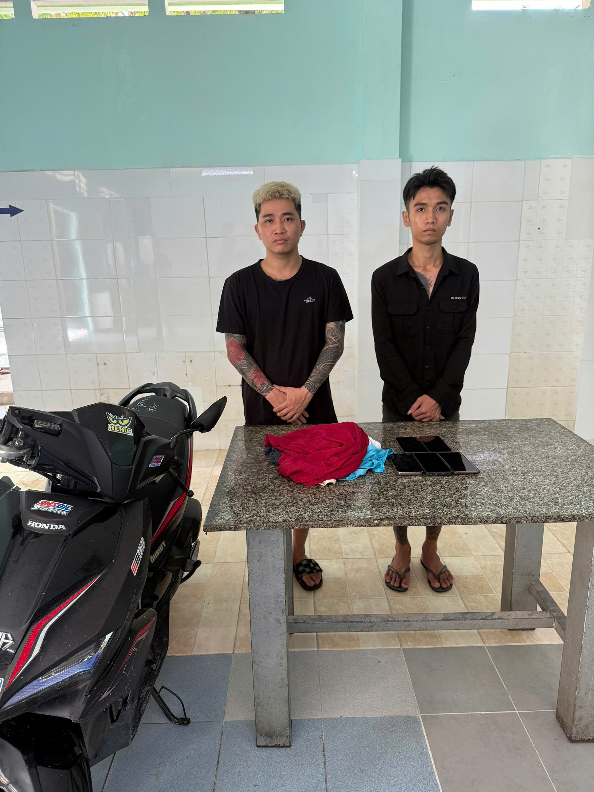 Công an TP HCM bắt khẩn cấp 2 TikToker - Ảnh 1.